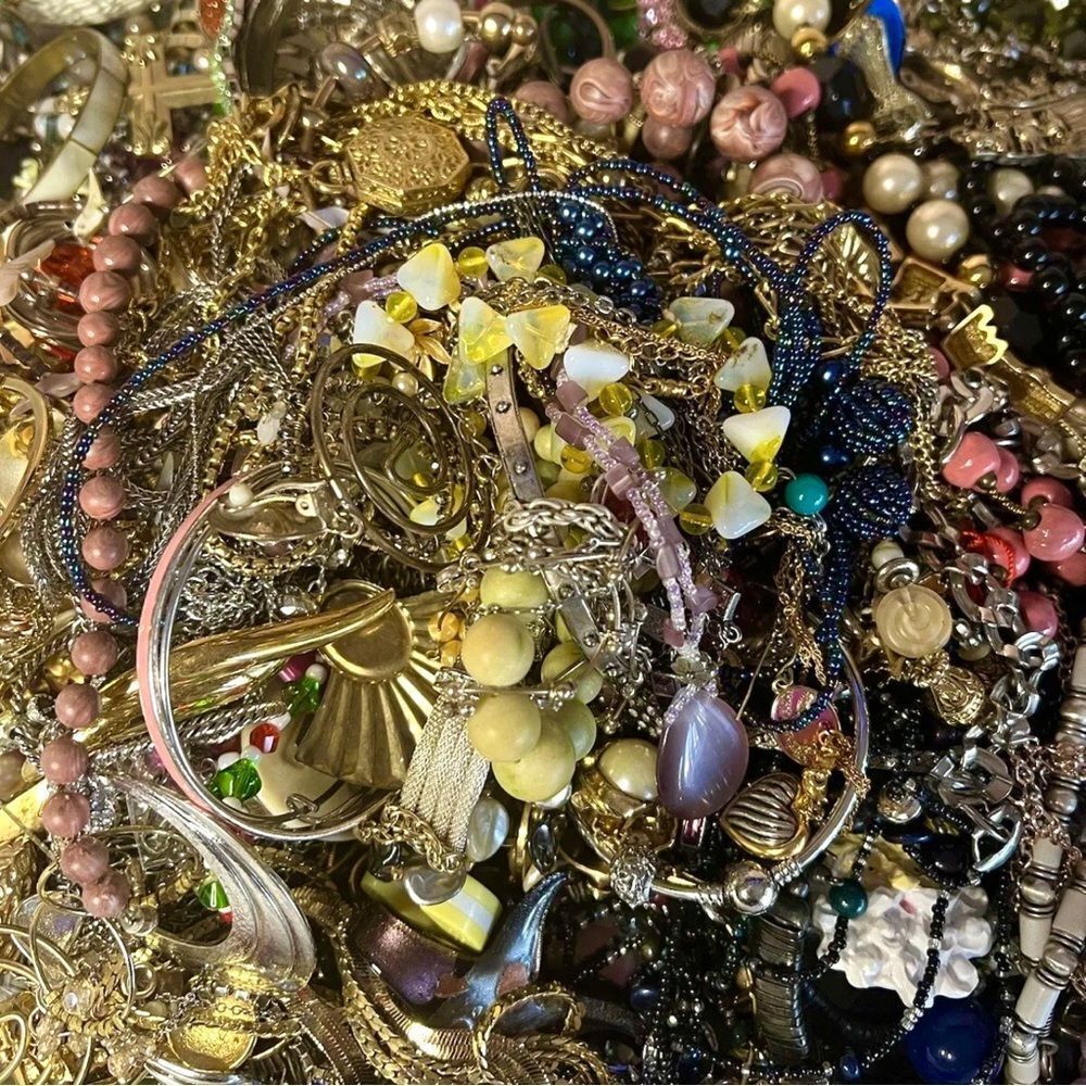 Vintage jewelry lot- 2 Lb - Picture 5 of 7